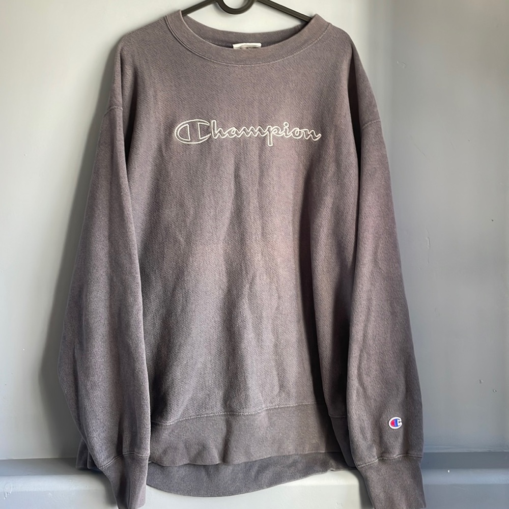 oversized champion crewneck. Super cute embroidery. No faults. Super comfy.